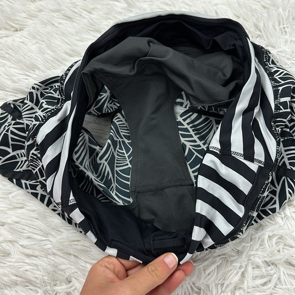 Lululemon Run Times Short *4-way stretch Pretty Palm Black Angel Wing / Black - Picture 3 of 6